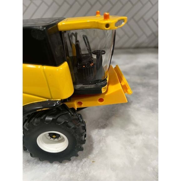 New Holland CX880 Britain Model 1:32 Reaper. Incomplete - Picture 4 of 10